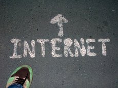Het woord 'Internet' op de grond geschilderd met een voet erbij
