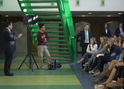 Minister De Jager geeft een gastcollege bij de Katholieke Scholengemeenschap Etten-Leur