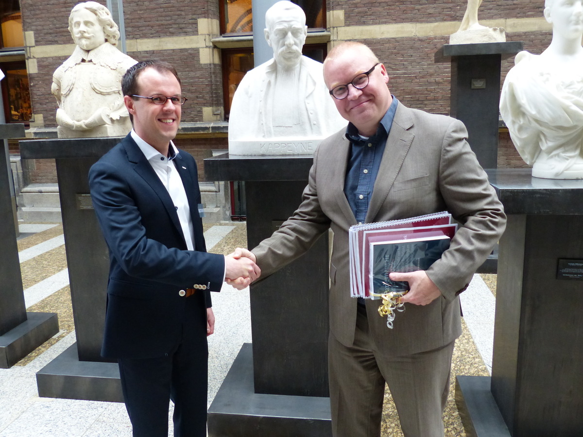 Sandor Loeffen hands over first copy of MI Policy Paper to Roland van Vliet