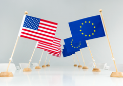 Vlaggetjes van VS en EU op een tafel