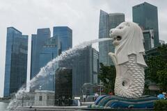 General View of the Central Buisness District in Singapore with the Merlion.