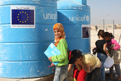 Humanitaire hulp EU in het Midden-Oosten, waterton en vier kinderen