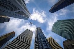 Bedrijven vanaf onderen gefotografeerd met een vliegtuig in de lucht