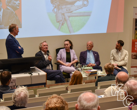 Panel op het symposium; van links naar rechts Hans Krabbendam (KDC), Bram van Ojik (Groenlinks), Iris Vergeer (DWARS), Bas de Gaay Fortman (PPR), Peter van Dam (UvA)